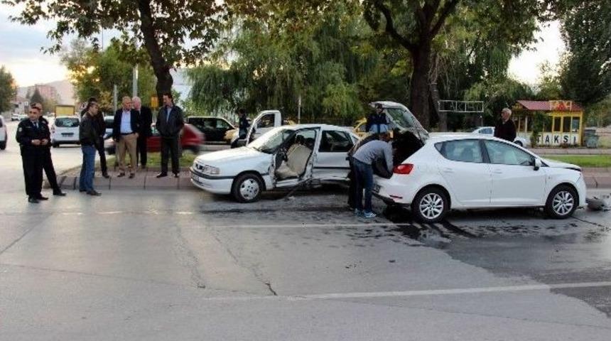 Otomobiller &Ccedil;arpıştı: 2 Yaralı
