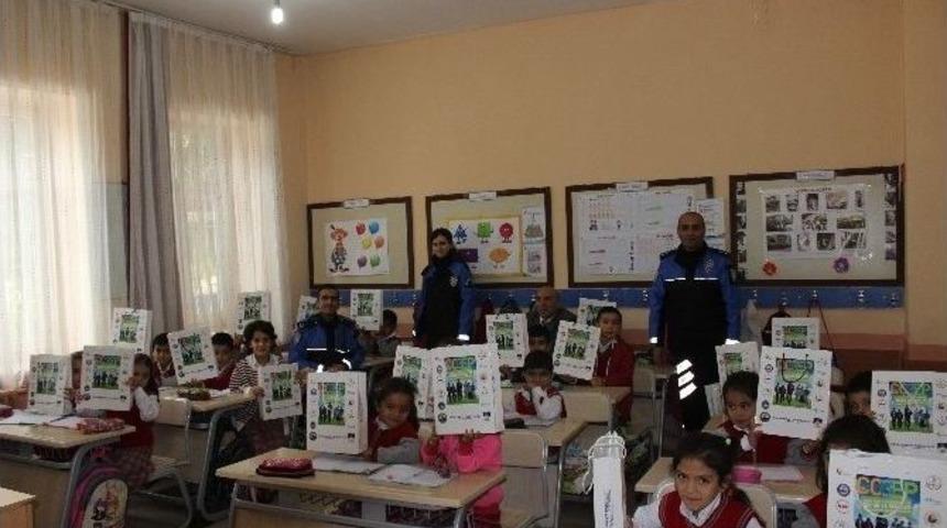 Polisten Öğrencilere Kırtasiye Desteği