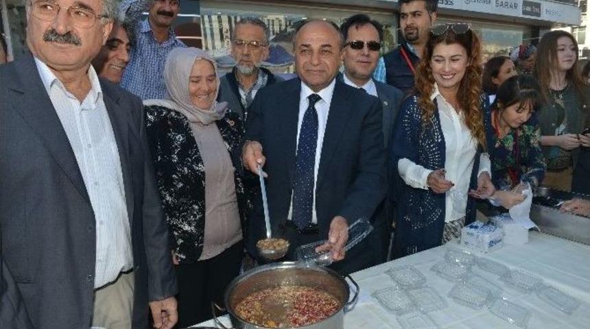 &Ccedil;iğli Belediyesi Aşure Dağıttı