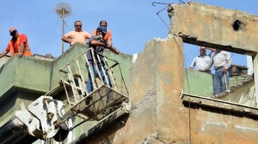 Akdeniz Belediyesi Metruk Binaların Yıkımına Devam Ediyor