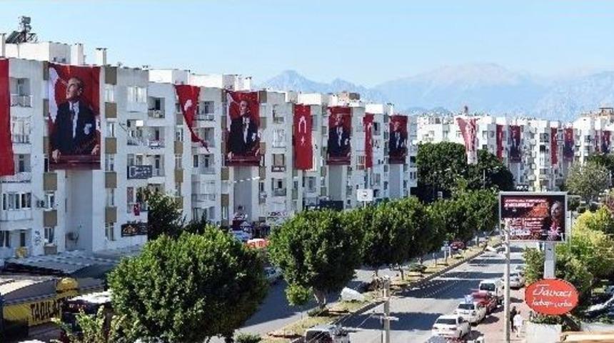 Muratpaşa Belediyesi Atat&uuml;rk Bayrağı Ve Atat&uuml;rk Posteri Dağıttı