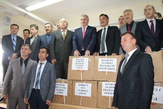 Bayburt Belediyesi’nden Okullara Kitap Bağışı