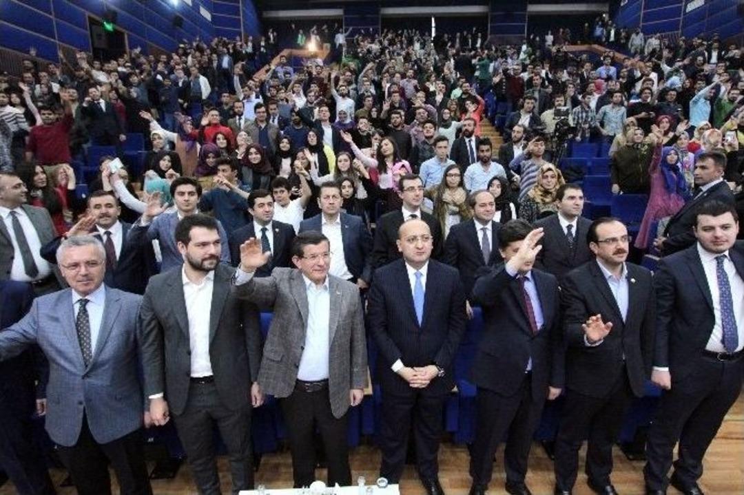 Başbakan Davutoğlu, Gen&ccedil;lerle Buluştu