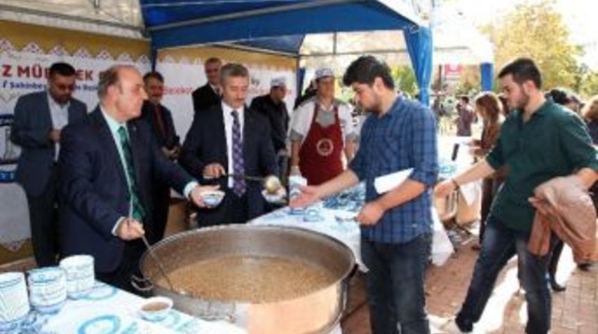 Gaziantep &Uuml;niversitesi &Ouml;ğrencilere Aşure Dağıttı.