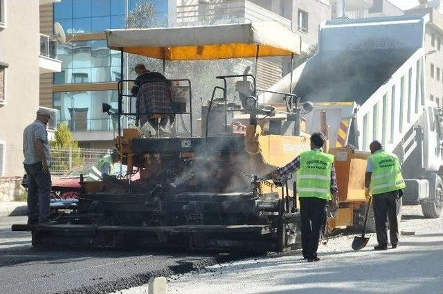 Kuşadası Belediyesi’nin Yol Yapım Çalışmaları Sürüyor