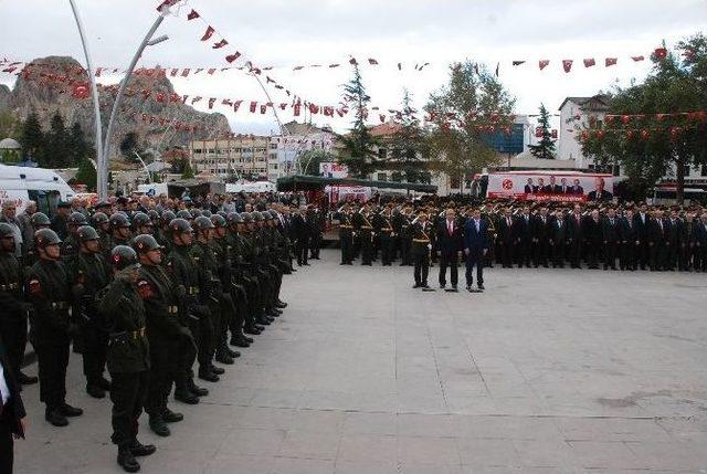 Komutanların Arasındaki Minikten Asker Selamı