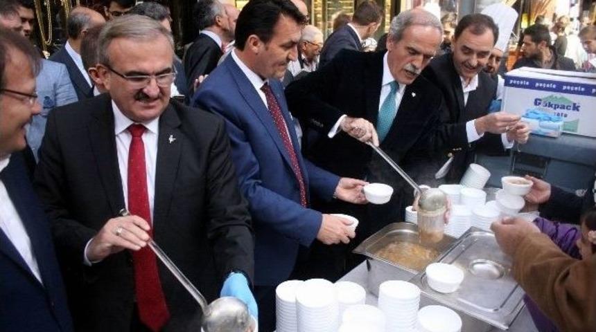 &Ccedil;arşı Esnafı 10 Bin Kişiye Aşure Dağıttı