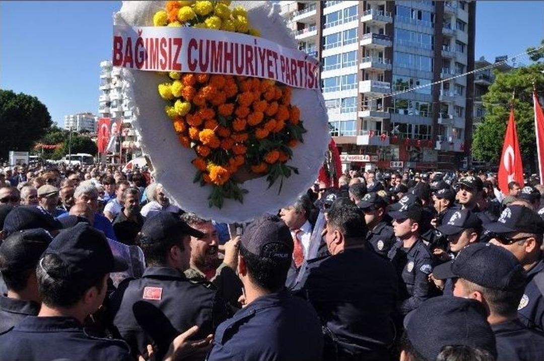 Antalya&rsquo;da Atat&uuml;rk Anıtı&rsquo;na &Ccedil;elenk Koyma Gerginliği