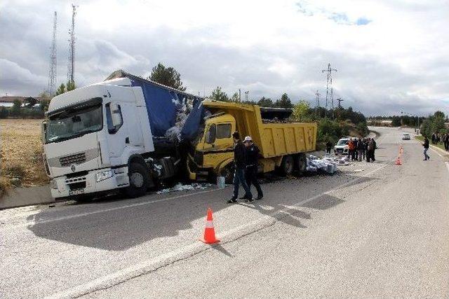 Freni Boşalan Kamyon Tır’a Çarparak Durabildi