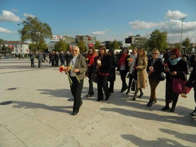 Tkb Sakarya Şube Başkanı Ve Yönetim Kurulu Atatürk Anıtına Gül Bıraktı