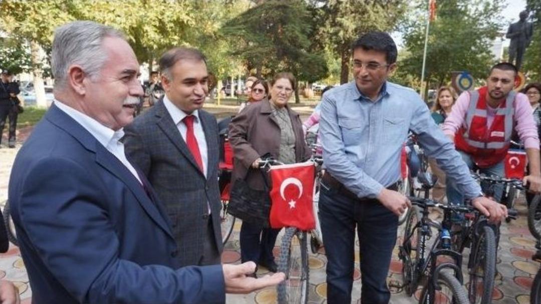 Sarıg&ouml;l&rsquo;de Cumhuriyet İ&ccedil;in Bisiklet Bindiler