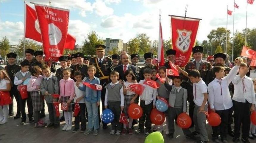 29 Ekim Cumhuriyet Bayramı Kutlamaları &Ccedil;elenk Sunma İle Başladı