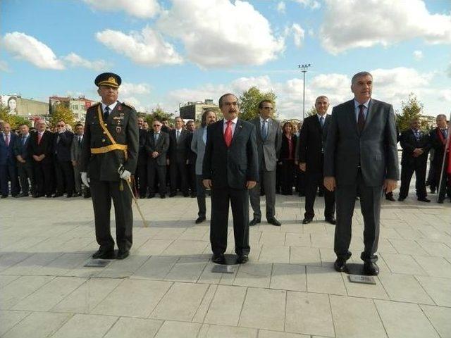 29 Ekim Cumhuriyet Bayramı Kutlamaları Çelenk Sunma İle Başladı