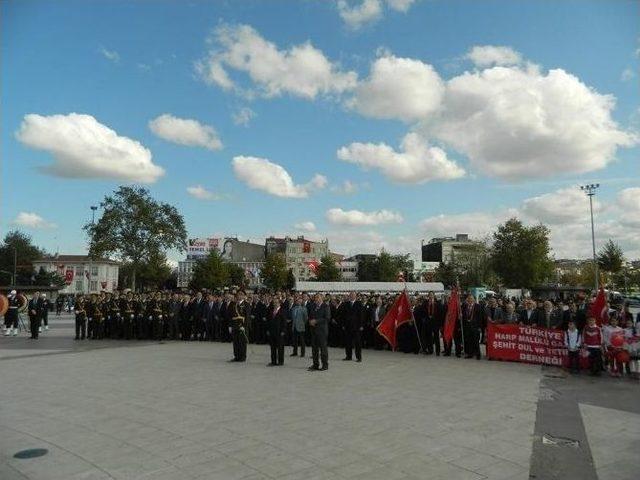 29 Ekim Cumhuriyet Bayramı Kutlamaları Çelenk Sunma İle Başladı