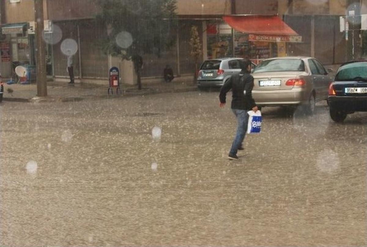 Mardin&rsquo;de Ev Ve İşyerlerini Su Bastı