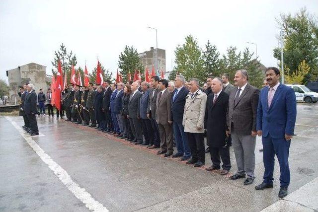 Eleşkirt’te Çelenk Sunma Töreni Düzenlendi