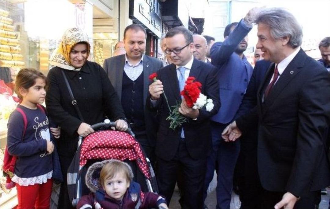 Ak Parti&rsquo;den Beyoğlu&rsquo;nda Sevgi Y&uuml;r&uuml;y&uuml;ş&uuml;