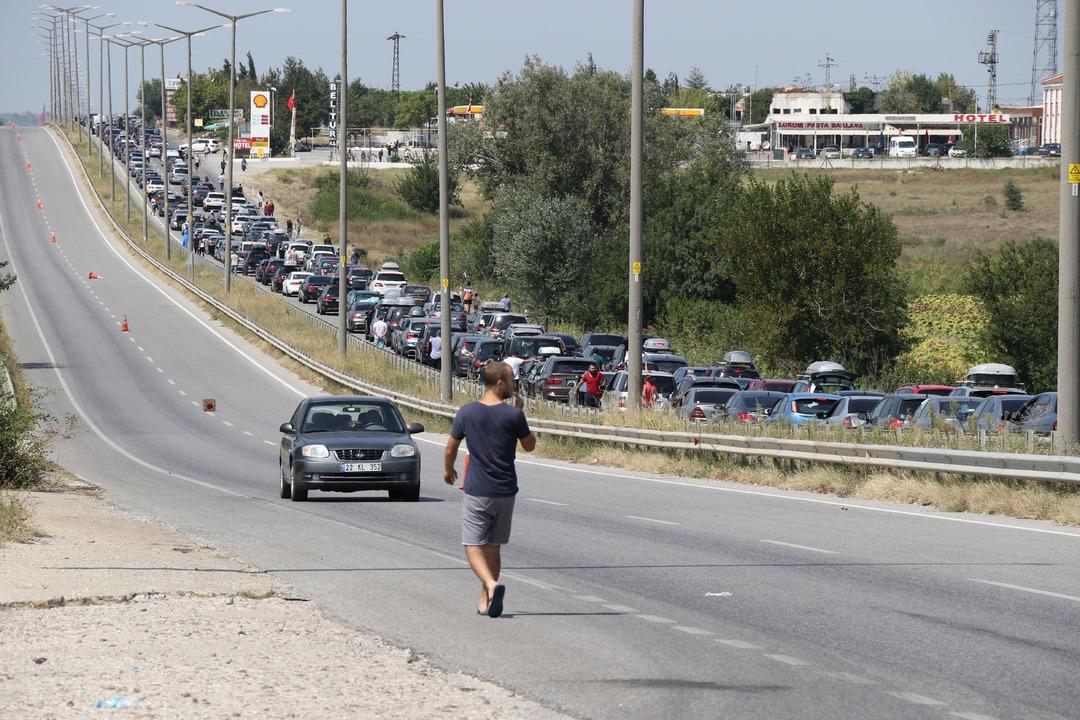 Gurbet&ccedil;iler d&ouml;n&uuml;ş yoluna ge&ccedil;ti, Kapukule'de kuyruğun sonu g&ouml;r&uuml;nmedi