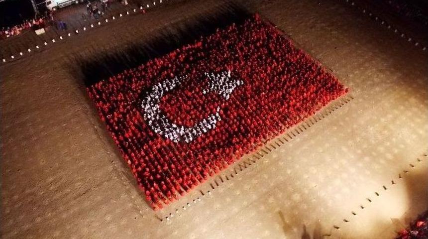 2015 Kişi Dev T&uuml;rk Bayrağı Oluşturdu
