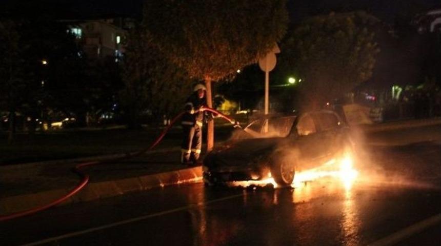 Seyir Halindeki Otomobil Alev Alev Yandı