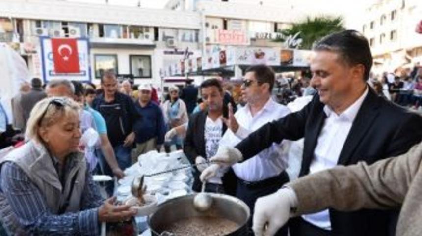 Muratpaşa Belediyesi Aşure Dağıttı