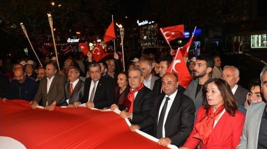 Başkan Hasan Arslan Bayrak Dağıttı