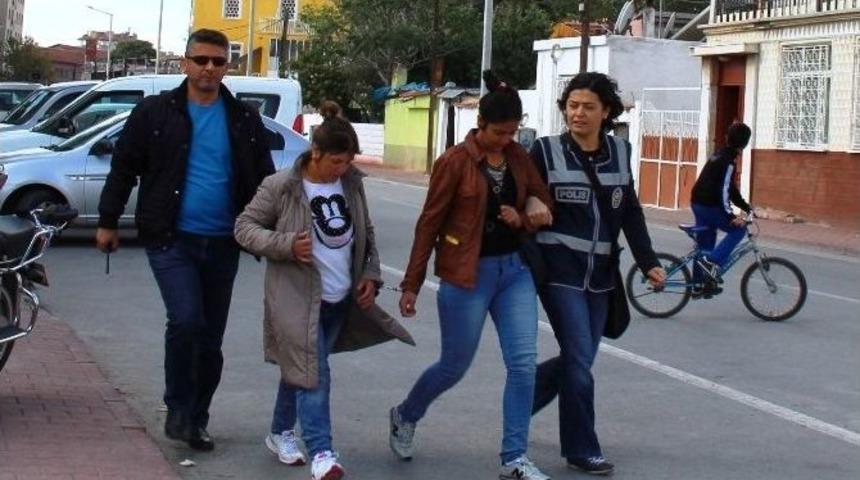 Evlerin Kapılarını Tokayla A&ccedil;an Kadın Hırsızlar Yakalandı