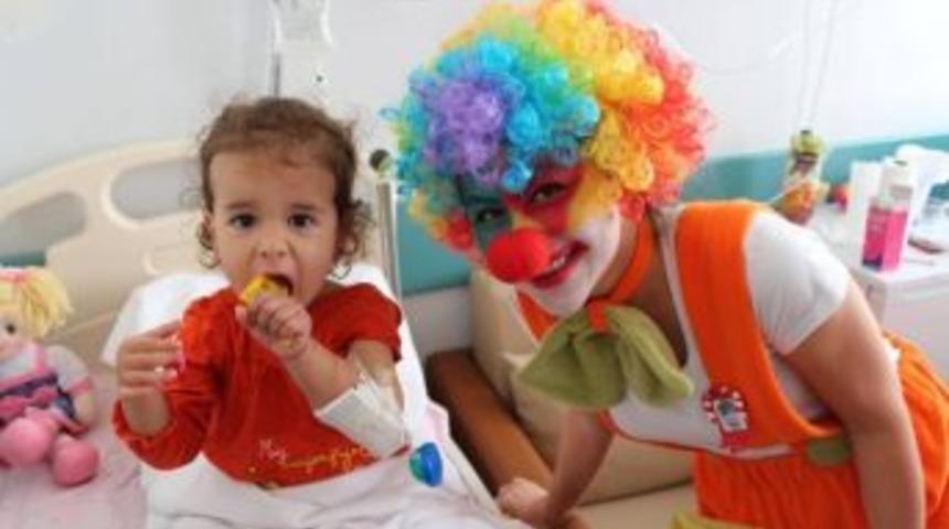 Hastanelerdeki &Ccedil;ocukların Bayram Sevinci