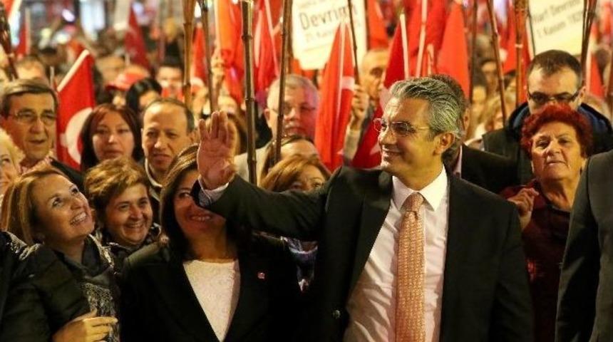 Karşıyaka&rsquo;da 10 Bin Kişiyle Fener Alayı