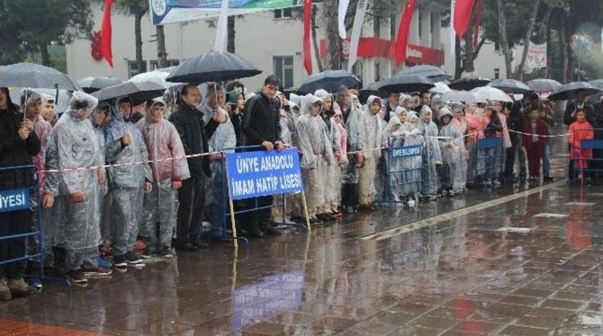 &Uuml;nye&rsquo;de Yağmur Altında Cumhuriyet Bayramı Kutlaması