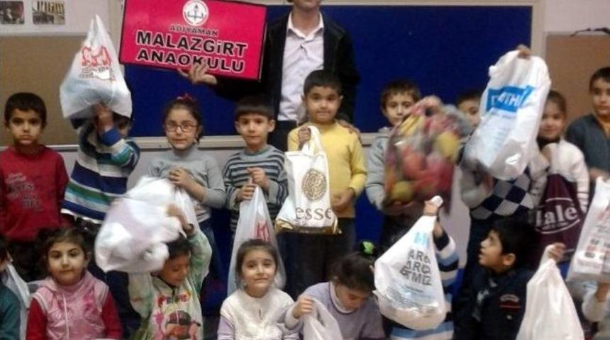 Anaokulu &Ouml;ğrencilerine Kıyafet Ve Oyuncak Yardımı Yapıldı