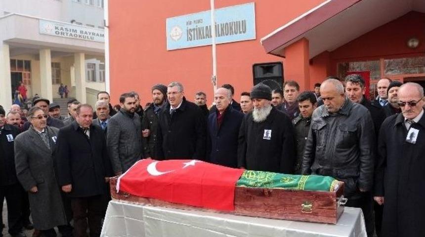 Okul M&uuml;d&uuml;r&uuml; Akyel Hayatını Kaybetti