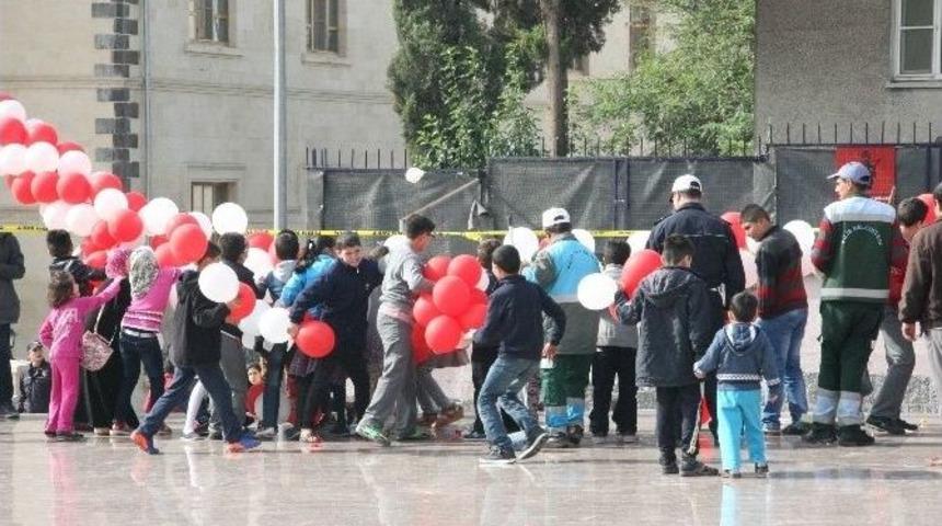 Çocukların Balon Kapma Yarışı