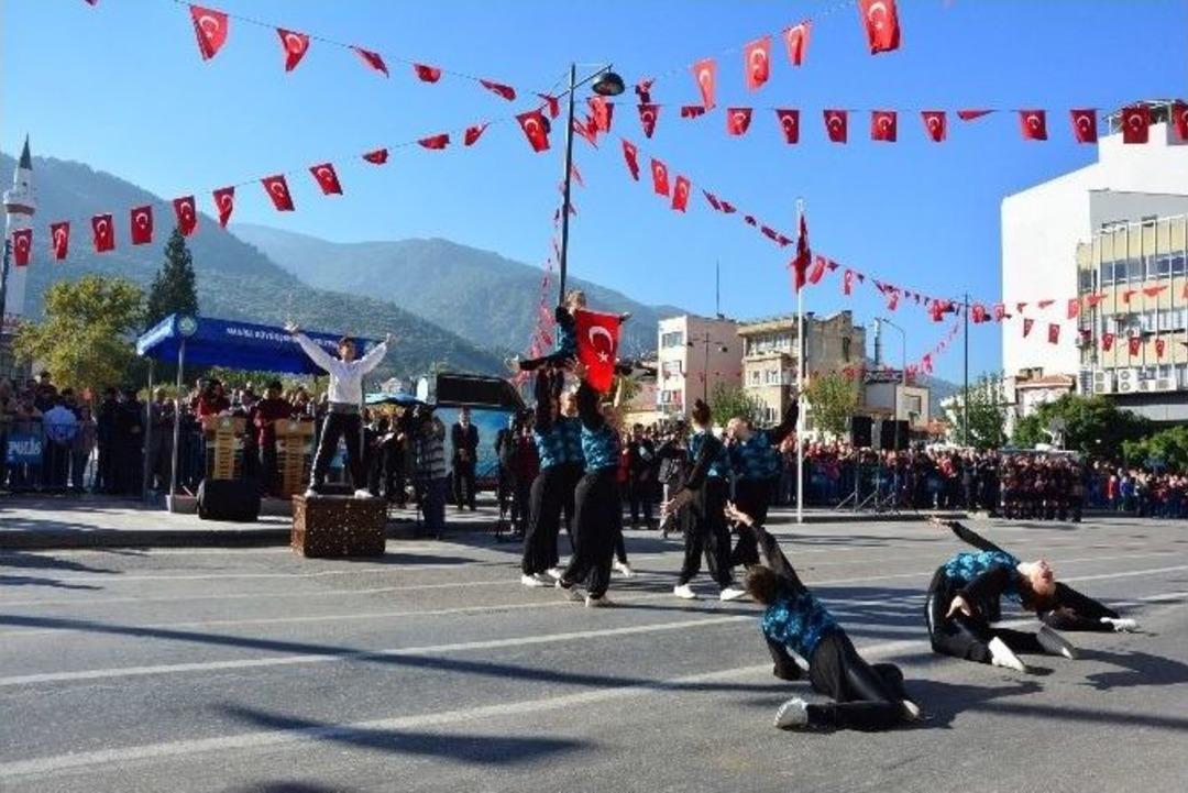 Cumhuriyet Coşkusu Manisa&rsquo;ya Hakim Oldu