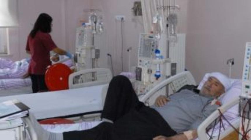 Ergani&rsquo;de Diyaliz Hastaları Saatlerce Sıra Bekliyor