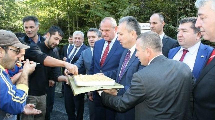 Vali Ali Fidan&rsquo;dan İş&ccedil;ilere Baklava İkramı