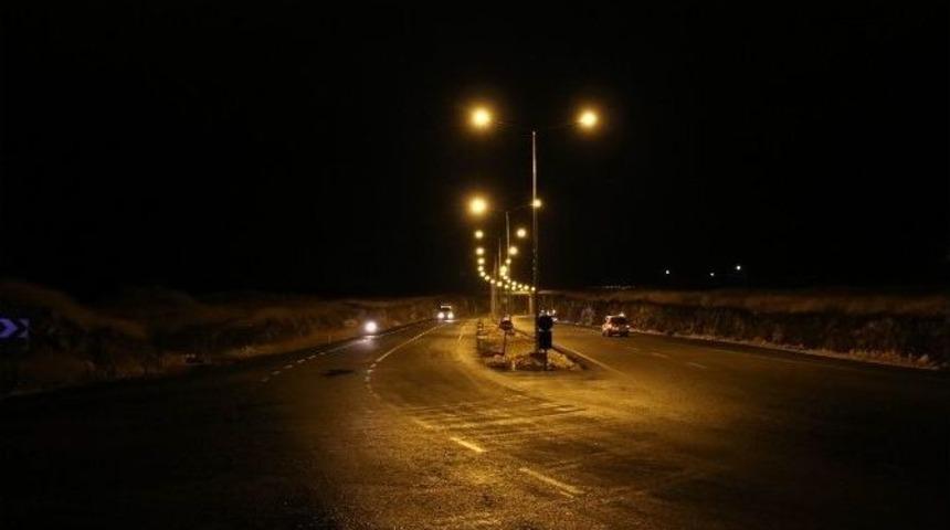 Şanlıurfa&rsquo;da 2 Bu&ccedil;uk Kilometrelik Yeni Bir Yol Daha Aydınlatıldı