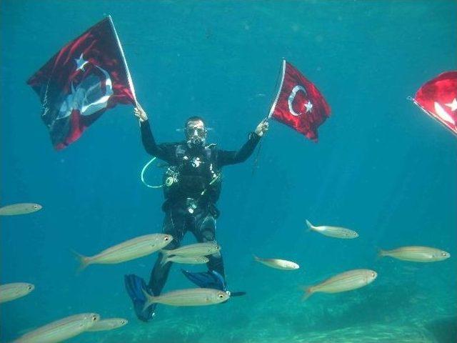 Cumhuriyet Coşkusunu Deniz Dibine Taşıdılar