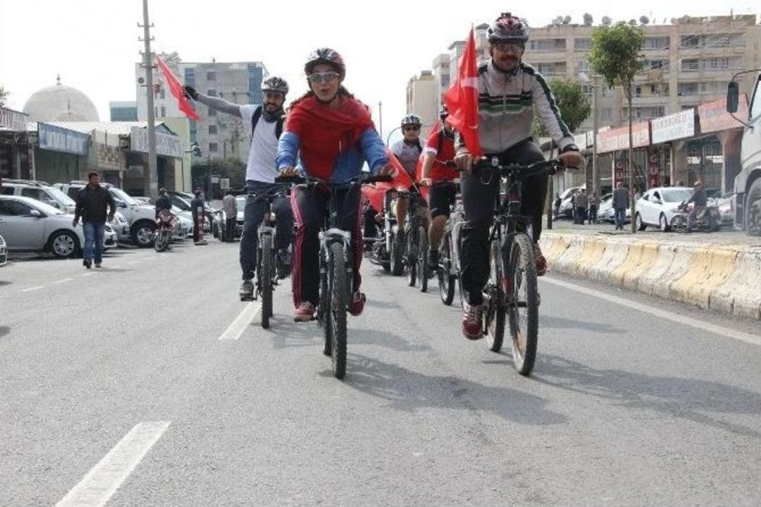 Motosiklet Ve Bisikletliler &rsquo;cumhuriyet&rsquo; İ&ccedil;in Bir Araya Geldi