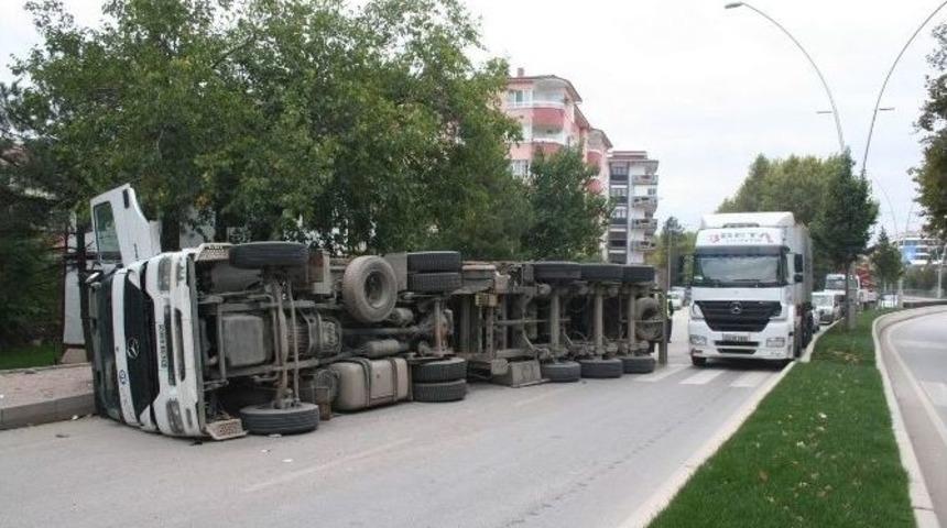 &Ccedil;ankırı&rsquo;da Kontrolden &Ccedil;ıkan Tır Devrildi