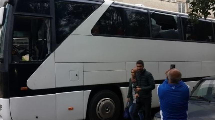 Niğde Belediyespor Otob&uuml;s&uuml; Taşlı Saldırıya Uğradı: 2 Yaralı