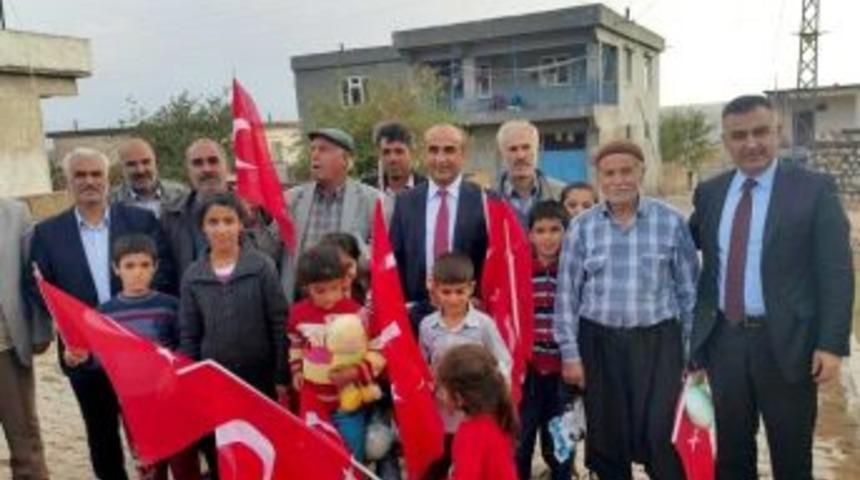 Belediye Başkanı &Ouml;zdemir&rsquo;den &Ccedil;ocuklara T&uuml;rk Bayrağı