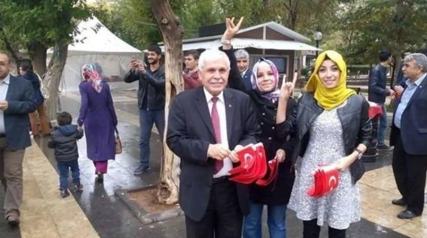 &Uuml;lk&uuml;c&uuml;lerden, Vatandaşlara T&uuml;rk Bayrağı