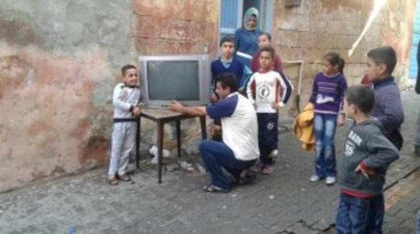 Eyy&uuml;biyeliler Faruk &Ccedil;elik İ&ccedil;in Sokağa Televizyon Kurdu