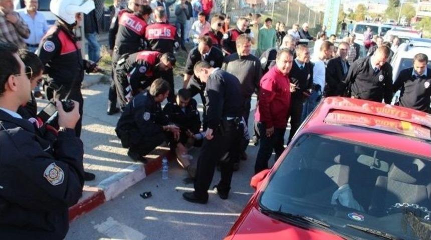 İzmir&rsquo;de Ş&uuml;pheli Ara&ccedil; Paniği: 2 Polis Yaralandı