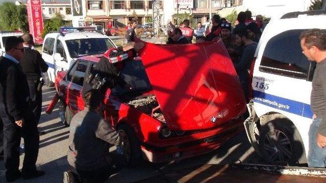 İzmir’de Şüpheli Araç Paniği: 2 Polis Yaralandı