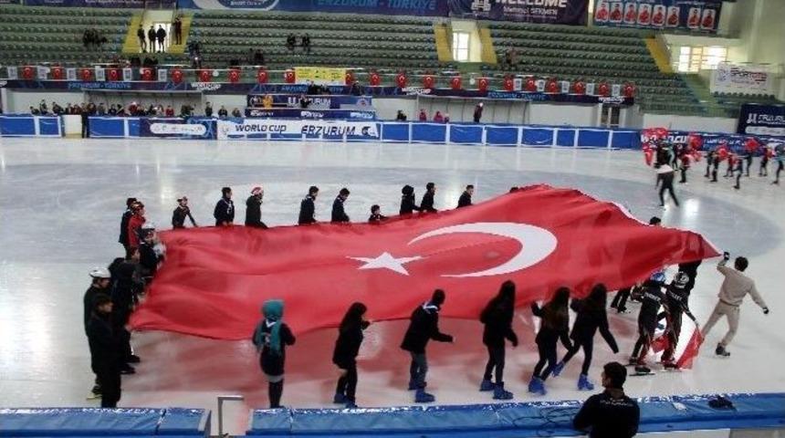 (&ouml;zel Haber) Buz Patencilerinden Cumhuriyet Bayramı Kutlaması