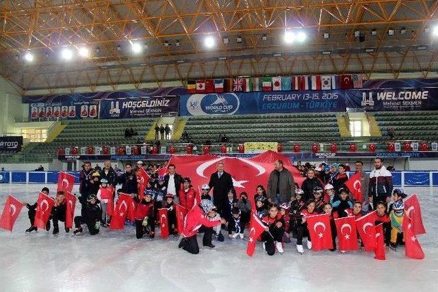 (özel Haber) Buz Patencilerinden Cumhuriyet Bayramı Kutlaması