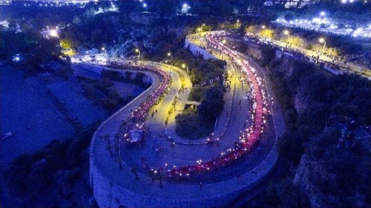 Antalya&rsquo;da Binlerce Kişi Fener Alayında Y&uuml;r&uuml;d&uuml;