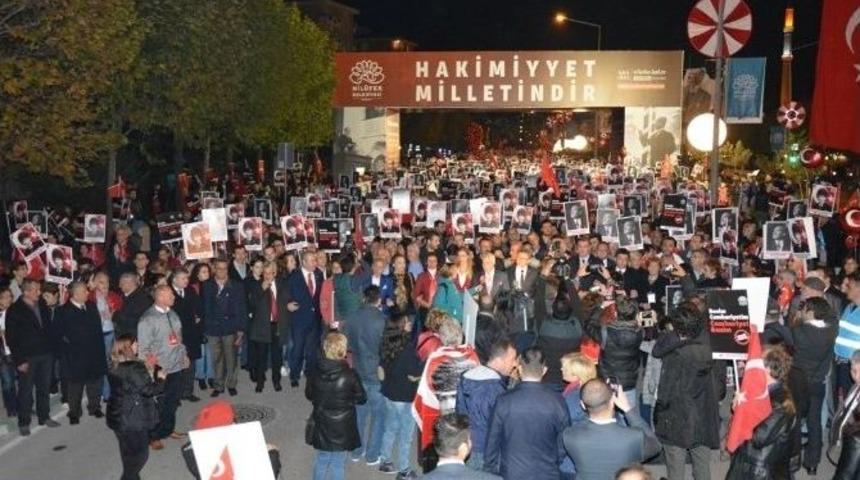 Bursa&rsquo;da Binlerce Kişi Sessizce Cumhuriyet İ&ccedil;in Y&uuml;r&uuml;d&uuml;...